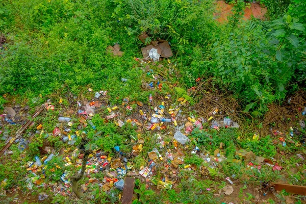 POKHARA, NEPAL-SETTEMBRE 02, 2017: Primo piano della spazzatura con bottiglie di plastica, cestini, sacchi all'aperto in Nepal — Foto Stock