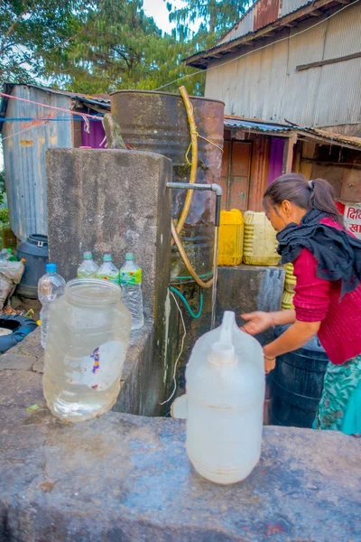 Nagarkot, Nepal 11 Ekim 2017: kimliği belirsiz kadının su plastik şişe Nagarkot, Nepal dolup kapat — Stok fotoğraf