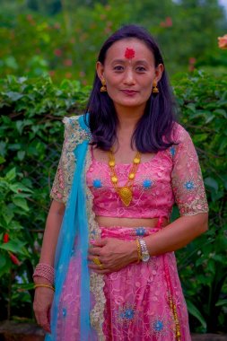 Pokhara, Nepal - 04 Kasım 2017: güzel kadının bir tipik Pokhara, Nepal, doğa arka planda kıyafetlerle kapat