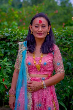 Pokhara, Nepal - 04 Kasım 2017: güzel kadının bir tipik Pokhara, Nepal, doğa arka planda kıyafetlerle kapat