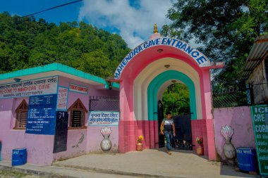 Pokhara, Nepal-12 Eylül 2017: Bat Cave girişinde tanımlanamayan adam, Nepali dilinde, bu Chameri Gufa denir. Mağara, mağaraların üzerinde yarasaların kireçtaşı ve habitatından yapılmıştır.