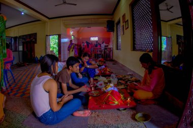 Katmandu, Nepal - 04 Eylül 2017: Tanımlanamayan gıda paylaşımı ve dua Bindabasini Tapınağı yakınındaki bir binanın içinde kişidir yerel Hindular için dini büyük önem
