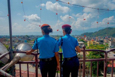 Kathmandu, Nepal-04 Eylül 2017: bir doğa arka planda Bindabasini tapınak girmek için kamera için poz Nepal ordusu gelen, kamera geri veren iki kadın Muhafızlar portre