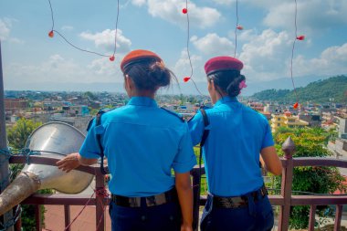 Kathmandu, Nepal-04 Eylül 2017: bir doğa arka planda Bindabasini tapınak girmek için kamera için poz Nepal ordusu gelen, kamera geri veren iki kadın Muhafızlar portre