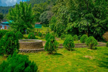 Pokhara, Nepal 10 Ekim 2017: Güzel bahçe yarasa mağarası Pokhara, Nepal jarden ortasında sarhoş bir yapı ile girin