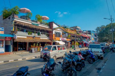 Nagarkot, Nepal 11 Ekim 2017: Güzel manzarasına dowtown kimliği belirsiz kişi, bir kentin Nagarkot Nepal sokak tarafındaki bazı motosiklet parket ile yürüme ile