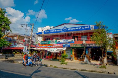 Nagarkot, Nepal 11 Ekim 2017: Güzel manzarasına dowtown kimliği belirsiz kişi onların motosiklet Nagarkot Nepal şehir etrafında sürme ile