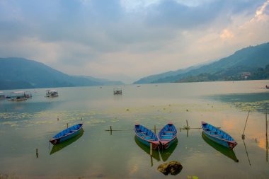 Pokhara, Nepal - 04 Eylül 2017: Nepal Pokhara şehirde göle mavi tekneler güzel manzarasına