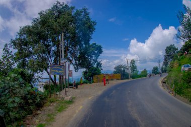 Pokhara, Nepal 10 Ekim 2017: Asfaltlı yol sokak, cadde kimliği belirsiz kişi bulunan Pokhara, Nepal'de