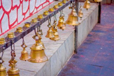 Çan farklı boyutta asılı Taal Barahi mandire Tapınak, Pokhara, Nepal
