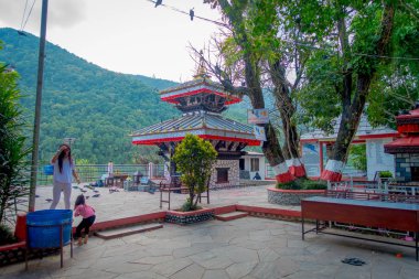 Pokhara, Nepal - 04 Eylül 2017: kimliği belirsiz kişi Merkezi Phewa gölde bulunan Tal Barahi Tapınağı dolaşan olan en önemli dini anıt Pokhara