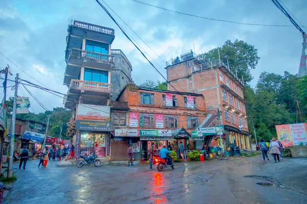 Nagarkot, nepal 11. oktober 2017: schöner blick auf dowtown mit unbekannten menschen, die in nagarkot nepal herumlaufen — Stockfoto