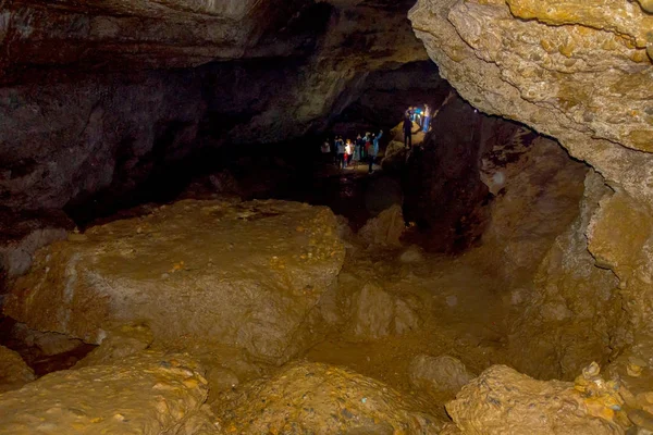 Pokhara, Nepal - 12 September 2017: Unidentified groep mensen met lantaarns in hun hoofd en fotograferen binnenkant van de Bat-Cave, in Nepalees, het heet Chameri Gufa. De grot is — Stockfoto