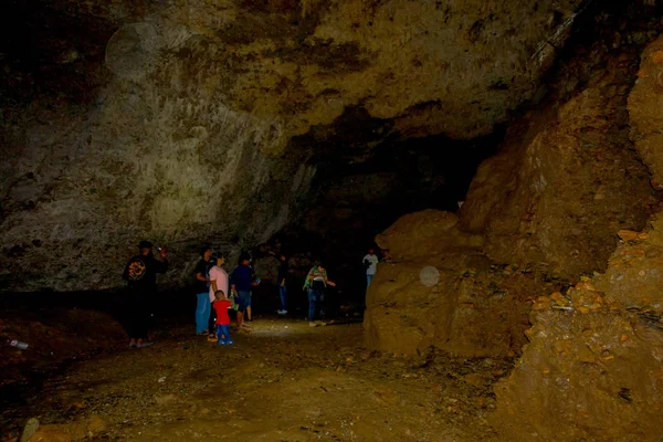 Pokhara, Nepal - 12 September 2017: Unidentified groep mensen met lantaarns in hun hoofd en fotograferen binnenkant van de Bat-Cave, in Nepalees, het heet Chameri Gufa. De grot is — Stockfoto