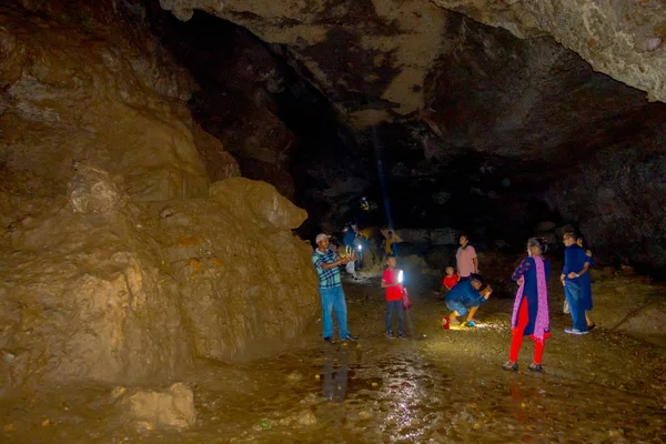 Pokhara, Nepal - 12 de septiembre de 2017: Grupo no identificado de personas con linternas en la cabeza y tomando fotos dentro de la Cueva del Murciélago, en idioma nepalí, se llama Chameri Gufa. La cueva es — Foto de Stock