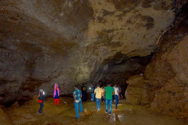 Pokhara, Nepal - 12 de septiembre de 2017: Grupo no identificado de personas con linternas en la cabeza y tomando fotos dentro de la Cueva del Murciélago, en idioma nepalí, se llama Chameri Gufa. La cueva es —  Fotos de Stock