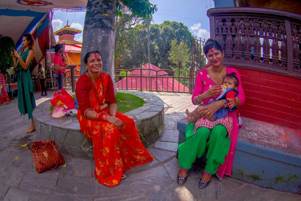 KATHMANDU, NEPAL - 04 DE SEPTIEMBRE DE 2017: Gente no identificada sentada al aire libre cerca del templo de Bindabasini, es de gran importancia religiosa para los hindúes locales, efecto ojo de pez —  Fotos de Stock