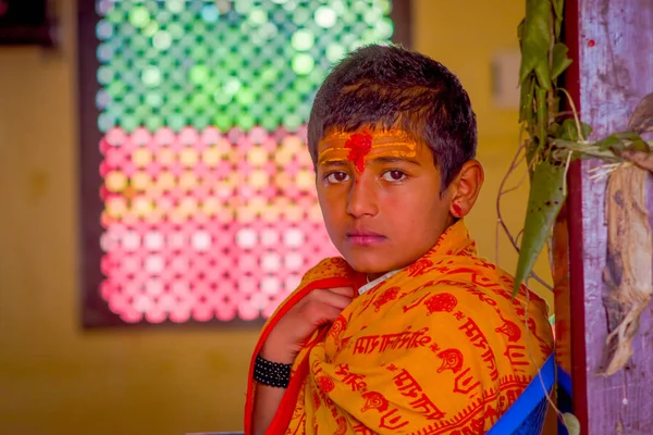 KATHMANDU, NEPAL - 04 SEPTEMBRE 2017 : Portrait d'un jeune garçon népalais portant des vêtements typiques et une couleur orange et rouge sur le front, au Népal — Photo