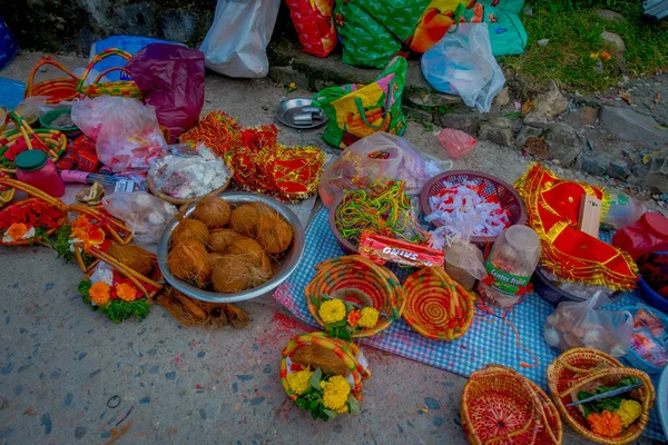 KATHMANDU, NEPAL - 04 DE SEPTIEMBRE DE 2017: Primer plano de las oblaciones de alimentos, frutas y flores dentro de una canasta al aire libre cerca del templo de Bindabasini, es de gran importancia religiosa para los hindúes locales —  Fotos de Stock