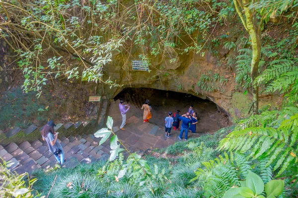 Ποκάρα, Νεπάλ-12 Σεπτεμβρίου 2017: άγνωστη ομάδα ανθρώπων στην είσοδο της σπηλαίου Cave, με μερικές χορτοφαγίες που καλύπτουν την είσοδο, στη γλώσσα του Νεπάλ, ονομάζεται Chameri Gufa. Το σπήλαιο είναι φτιαγμένο από — Φωτογραφία Αρχείου