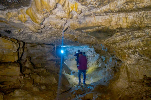 Pokhara, Nepal - 12 September 2017: Unidentified groep mensen wandelen en binnenkant van de Bat Cave, fotograferen in Nepalees, het heet Chameri Gufa. De grot is gemaakt van kalksteen en — Stockfoto