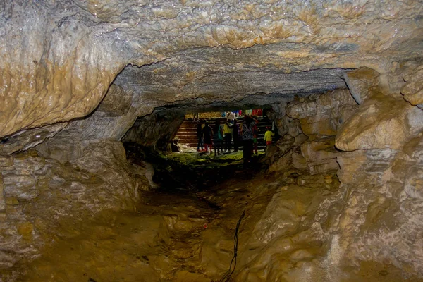 Pokhara, Nepal - 12 September 2017: Unidentified groep mensen op de enter van Bat Cave, Nepalees, het heet Chameri Gufa. De grot is gemaakt van kalksteen en habitats van de vleermuizen — Stockfoto