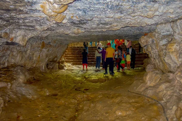 Pokhara, Nepal - 12 September 2017: Oidentifierad grupp människor på Ange av Bat Cave, Nepali språk, det kallas Chameri Gufa. Grottan är består av kalksten och livsmiljöer av fladdermöss — Stockfoto