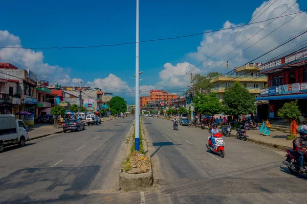 Nagarkot, nepal 11. oktober 2017: schöner blick auf dowtown mit unbekannten menschen, die mit ihren motorrädern in nagarkot nepal durch die stadt spazieren — Stockfoto