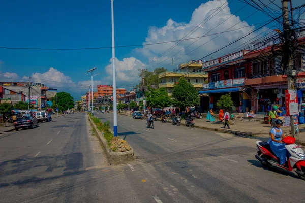 NAGARKOT, NEPAL 11 OTTOBRE 2017: Bella vista sulla città di Nagarkot con persone non identificate che camminano e guidano le loro moto in giro per la città in Nepal — Foto Stock