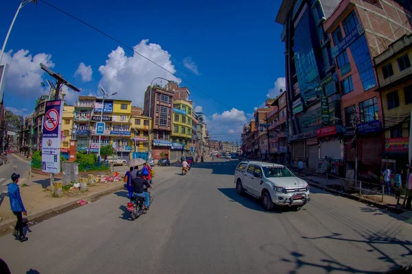 Nagarkot, nepal 11. oktober 2017: blick auf dowtown mit unbekannten menschen, die mit ihren motorrädern in nagarkot nepal durch die stadt fahren, fish eye effect — Stockfoto