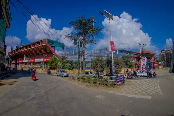 NAGARKOT, NEPAL OUTUBRO 11, 2017: Pessoas não identificadas montando seus carros e motos perto de um enorme edifício ao redor da cidade em Nagarkot Nepal, efeito olho de peixe — Fotografia de Stock