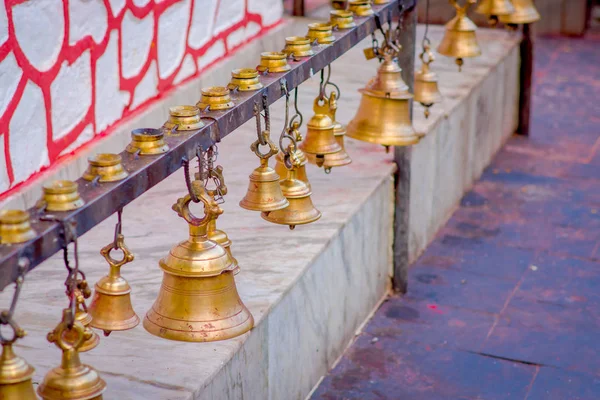 Campanas de diferentes tamaños colgando en el templo Taal Barahi Mandir, Pokhara, Nepal — Foto de Stock