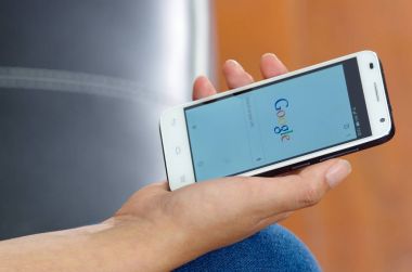 Quito, Ekvator - 09 Mayıs 2017: Kadın el oturum açma ekran google simgeleri Apple iphone üzerinde modern cep telefonu ile. Dünyadaki şeyler satın almak için en büyük ve en popüler sitesi