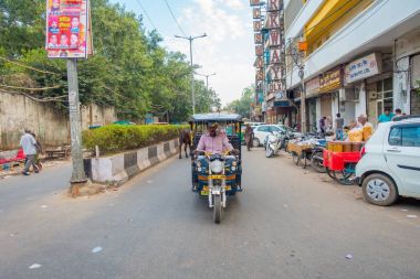 Delhi, Hindistan - 25 Eylül 2017: Kimliği belirsiz kişi mavi Rickshaws ve Paharganj, Delhi caddede içinde bir otomatik rickshaws içinde. Delhi Hindistan 2 en kalabalık şehri Mumbai sonra olduğunu.