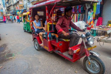 Delhi, Hindistan - 25 Eylül 2017: Kırmızı Rickshaws ve bir otomatik rickshaws içinde Paharganj, Delhi Delhi ile işlek cadde 2 en kalabalık şehri Hindistan Mumbai sonra olduğunu