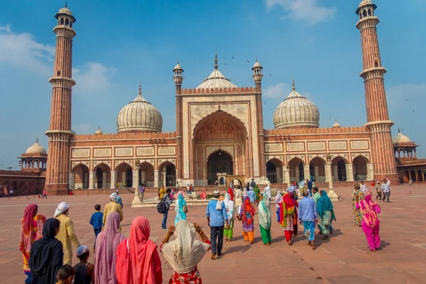 Delhi, India - 27 settembre 2017: turisti indiani non identificati in visita a Jama Masjid, a Delhi, India. Jama Masjid è la più grande e forse la più magnifica moschea in India — Foto Stock
