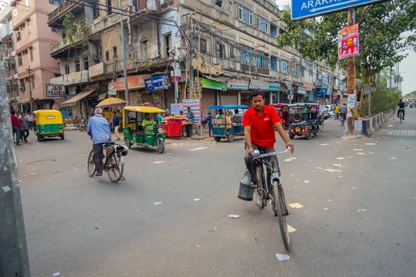 Delhi, Indie - 25 września 2017: Niezidentyfikowanych ludzi chodzenie na ulicach, z traffict riksze i auto riksze w avenue w dzielnicy Paharganj, Delhi — Zdjęcie stockowe