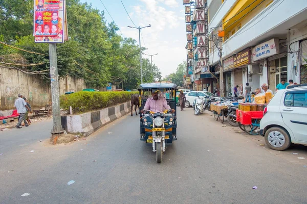 Delhi, Indie - 25 września 2017: Niezidentyfikowanych osób wewnątrz niebieski riksze i auto riksze w avenue w dzielnicy Paharganj, Delhi. Delhi jest 2 najbardziej zaludnione miasto w Indiach po Bombaju — Zdjęcie stockowe