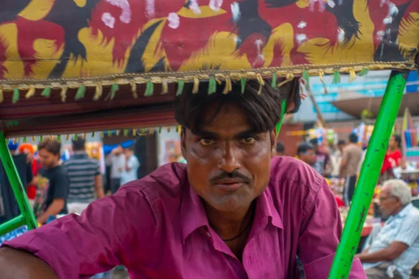 델리, 인도-9 월 25 2017: Paharganj, 델리에서에서 사람들을 기다리는 인력거 내부 보라색 티셔츠를 입고 남자의 초상화 — 스톡 사진