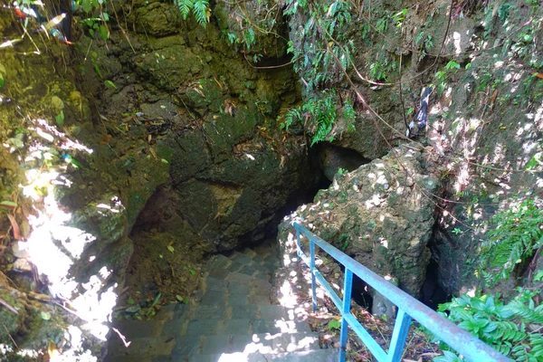 Pokhara, Nepal - September 12, 2017: Entrance of Bat Cave, in Nepali language, it is called Chameri Gufa. The cave is made of limestone and habitats of the bats over the caves wall and the ceilings — Stock Photo, Image