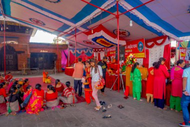 Katmandu, Nepal - 04 Eylül 2017: Kalabalığın içinde Bindabasini Tapınağı. Tapınağın kendisi Pokharas koruyucu Tanrı seçilmiş olan Hindu Tanrıça Durga, adanmış