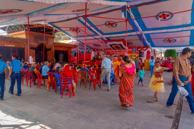 Katmandu, Nepal - 04 Eylül 2017: Kalabalığın içinde Bindabasini Tapınağı. Tapınağın kendisi Pokharas koruyucu Tanrı seçilmiş olan Hindu Tanrıça Durga, adanmış