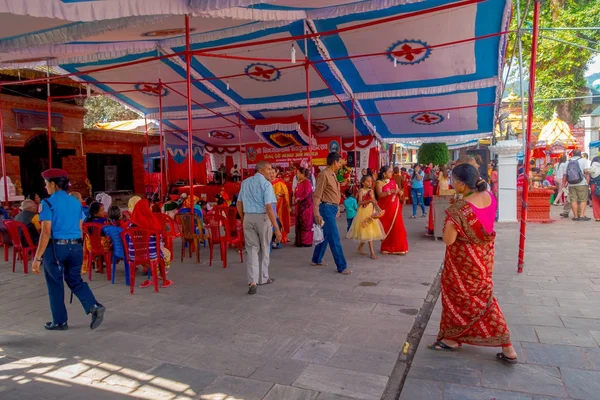 KATHMANDU, NEPAL - 04 SETTEMBRE 2017: Una folla di persone all'interno del tempio Bindabasini. Il tempio stesso è dedicato alla dea indù Durga, che è Pokharas scelto divinità custode — Foto Stock