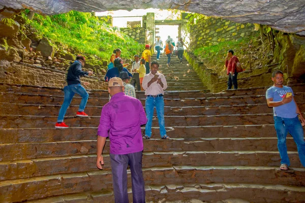 Pokhara, Nepal - 12 de septiembre de 2017: Grupo de personas no identificadas en la entrada de la Cueva de Murciélagos caminando abajo y arriba, en idioma nepalí, se llama Chameri Gufa. La cueva está hecha de piedra caliza —  Fotos de Stock