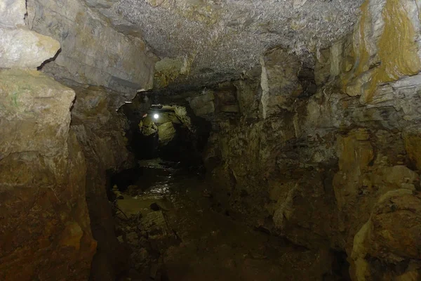 Pokhara, Nepal - 12 September 2017: Sommige kunstmatige ligh binnenkant van de Bat-Cave, in Nepalees, het heet Chameri Gufa. De grot is gemaakt van kalksteen en habitats van de vleermuizen over de grotten — Stockfoto