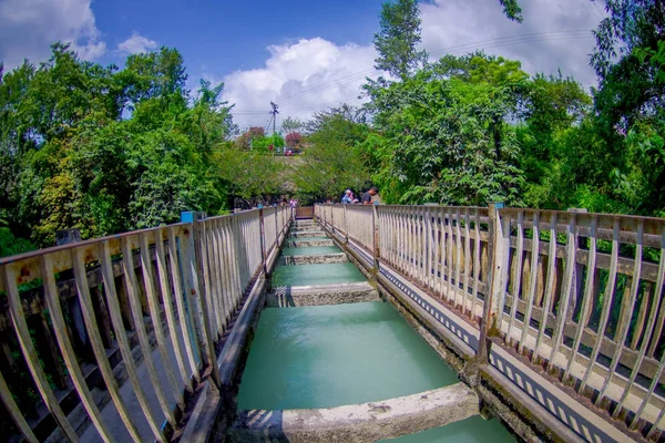 Pokhara, nepal - 12. September 2017: Unbekannte gehen über die hängende lange Metallbrücke über den seti-Fluss mit hohen Ufern außerhalb von pokhara in Nepal, Asien — Stockfoto