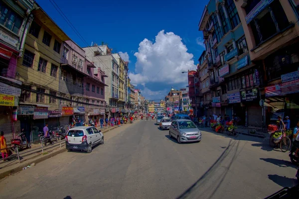 Nagarkot, nepal 11. oktober 2017: blick auf dowtown mit unbekannten menschen, die mit ihren motorrädern in nagarkot nepal durch die stadt fahren, fish eye effect — Stockfoto