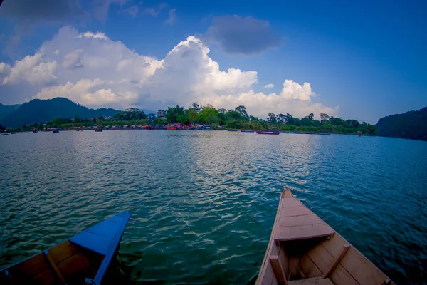 Close-up van het puntje van de boot met een prachtig landschap van het Phewa tal-meer met gebouwen in het horizont in Pokhara stad Kaski district Gandaki-zone-Nepal — Stockfoto