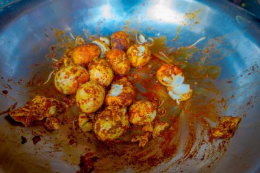 Bazı yumurta soslu Pokhara, Nepal metalik bir tepsi içinde yakın çekim