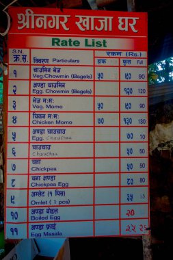 Pokhara, Nepal 10 Ekim 2017: Gıda pazarına Pokhara, Nepal içinde gıda fiyatlarının bilgilendirici iz